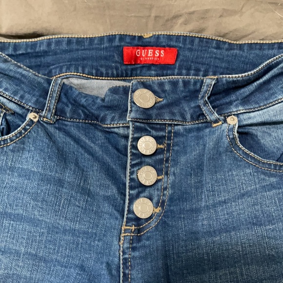 Guess Jeans cropped. Frayed - Picture 2 of 5